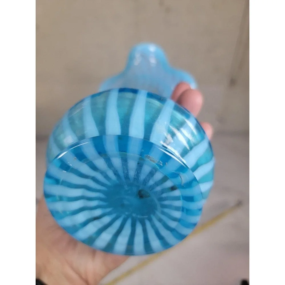 Vtg Fenton Blue Opalescent Spiral Optic Vase with Tri Corner Crimp‎ 7.5 Swirl